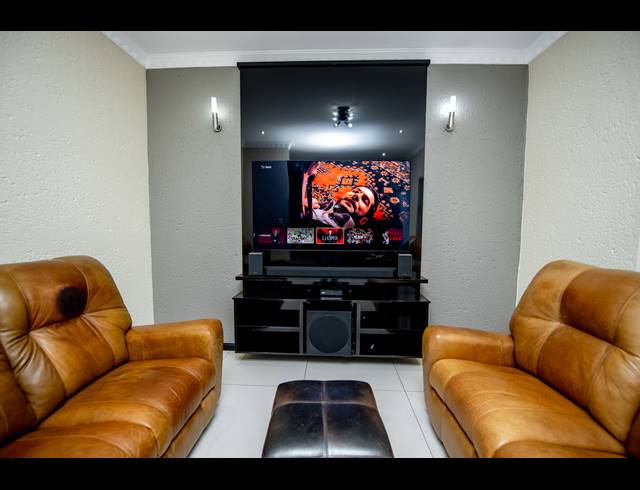 4.5 BEDROOM FREESTANDING FOR SALE IN CRYSTAL PARK